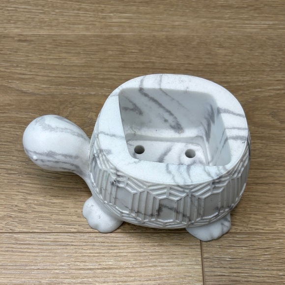 Bath And Body Works Marble-Effect Turtle Soap Dish - White Gray - Picture 3 of 8